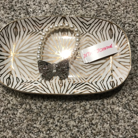 Betsey Johnson Bow Bracelet - Picture 1 of 2